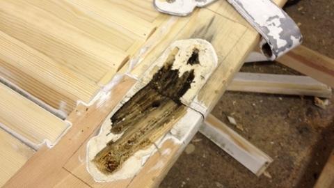 Reparatur Fensterläden Tischlerei Fensterläden aus hellem Holz mit gebrochenem Schanier