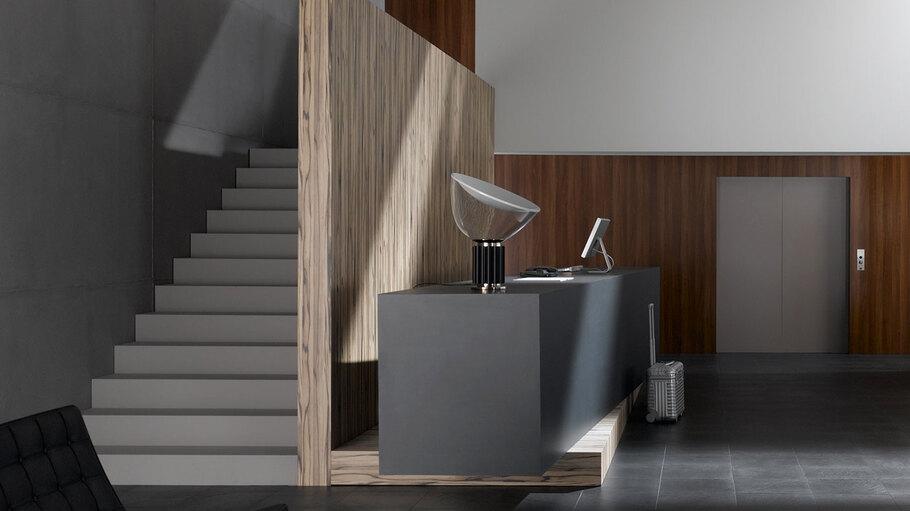 Hotelappartment Untergeschoss mit Holzmobiliar Hotelappartment Untergeschoss mit Holzmobiliar, dunklem Parkett und Treppenaufstieg