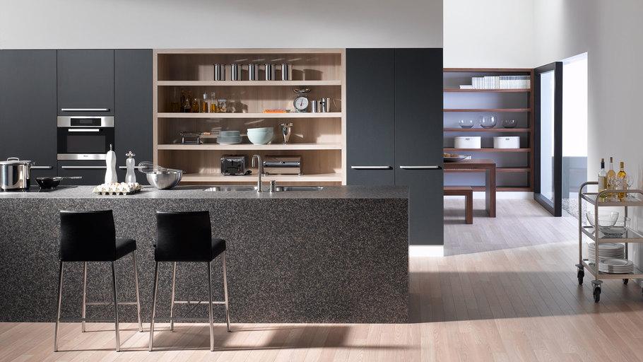 Impression einer offenen Küche mit Küchentheke Impression einer offenen Küche mit Küchentheke in dunkler Anthrazit-Lackierung