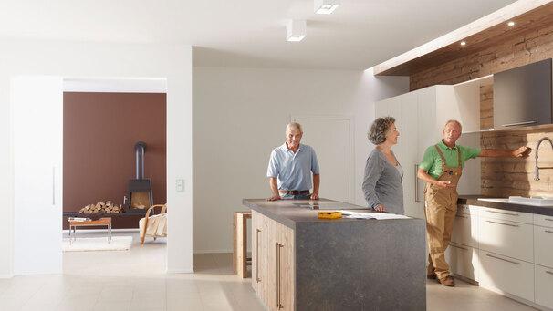 Präsentation einer Küche durch einen Tischler Präsentation einer Küche durch einen Tischler in einem Showroom