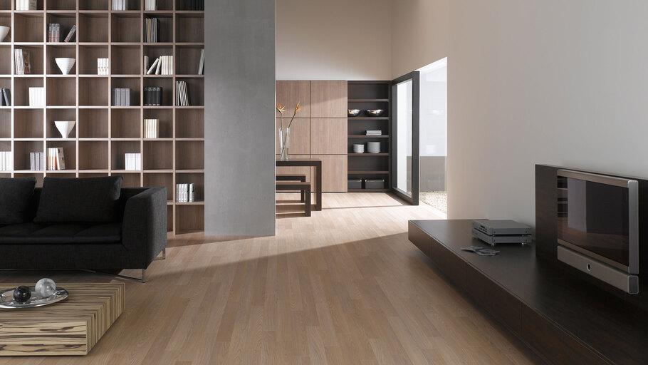 Offene Wohnraumimpression mit Einbauregal in Trennwand Offene Wohnraumimpression mit Einbauregal für Bücher und Dekoration in Trennwand mit hellem Holzboden