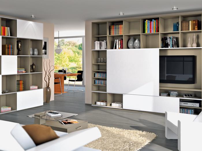 Wohnraumimpression mit Einbauregalen und flexiblen weißen Schiebtürelementen Wohnraumimpression mit Einbauregalen und mehreren weißen Schranktüren in Kombination mit weißem Sofa neu sortiert