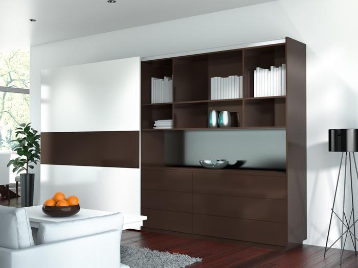 Impression einer Schrankwand mit Vitrinenkombination Impression einer weißen Schrankwand mit dunkler Vitrinenkombination