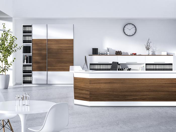 Küchenimpression in weiß mit Holzakzenten Küchenimpression in weiß mit dunkleren Holzakzenten und kleinem Esstisch