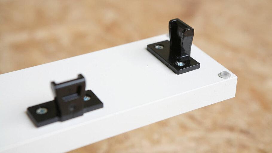 Detailaufnahme einer Sockelblende Detailaufnahme einer einhängbaren Sockelblende