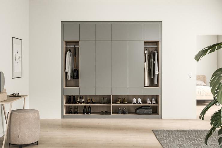 Moderner Kleiderschrank nach Maß mit grauen Schiebetüren und offenen Fächern Ein maßgefertigter Kleiderschrank mit eleganten grauen Schiebetüren und sichtbaren Fächern für Schuhe und Kleidung darunter.