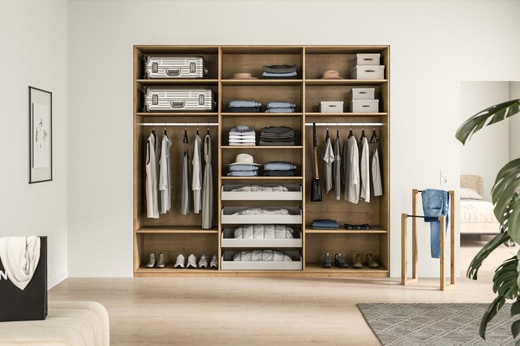 Geräumiger Kleiderschrank nach Maß in einem modernen Zimmer Ein offener, maßgefertigter Kleiderschrank aus Holz, gefüllt mit Kleidung, Schuhen und Aufbewahrungsboxen, zeigt funktionale Eleganz.